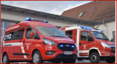 Atemschutzkräfte im Einsatz vor Flammen